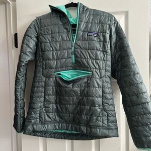 Patagonia Nano Puff Bivy Insulated Pullover. Grey and mint. Size XS